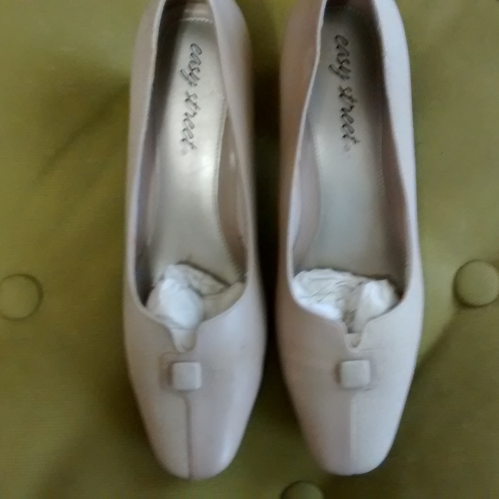 EASY STREET BEIGE HEELS
